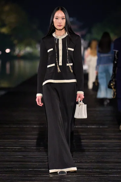 Look 50